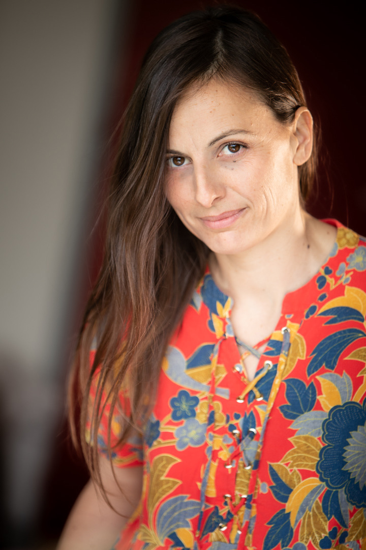 Cécile Gatto, portrait au haut fleuri