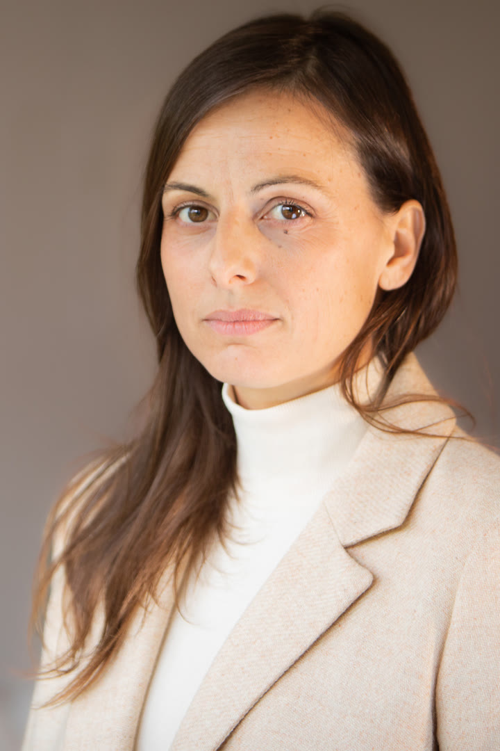Cécile Gatto, comédienne voix-off et doublage — portrait studio, expression posée, veste crème et col roulé blanc