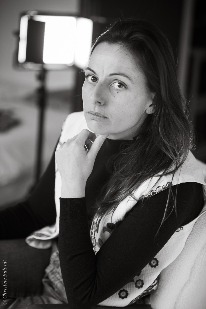 Cécile Gatto en studio, portrait noir et blanc