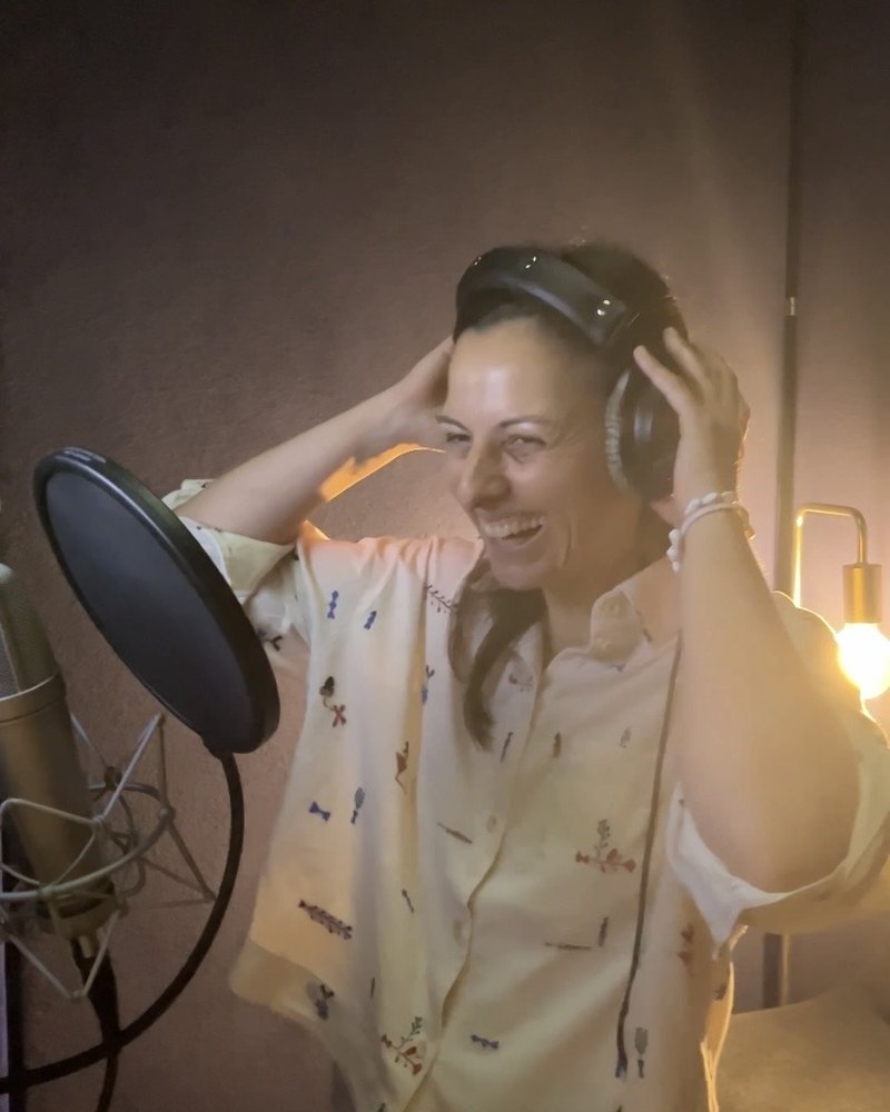 Cécile Gatto en studio, casque sur les oreilles, souriante